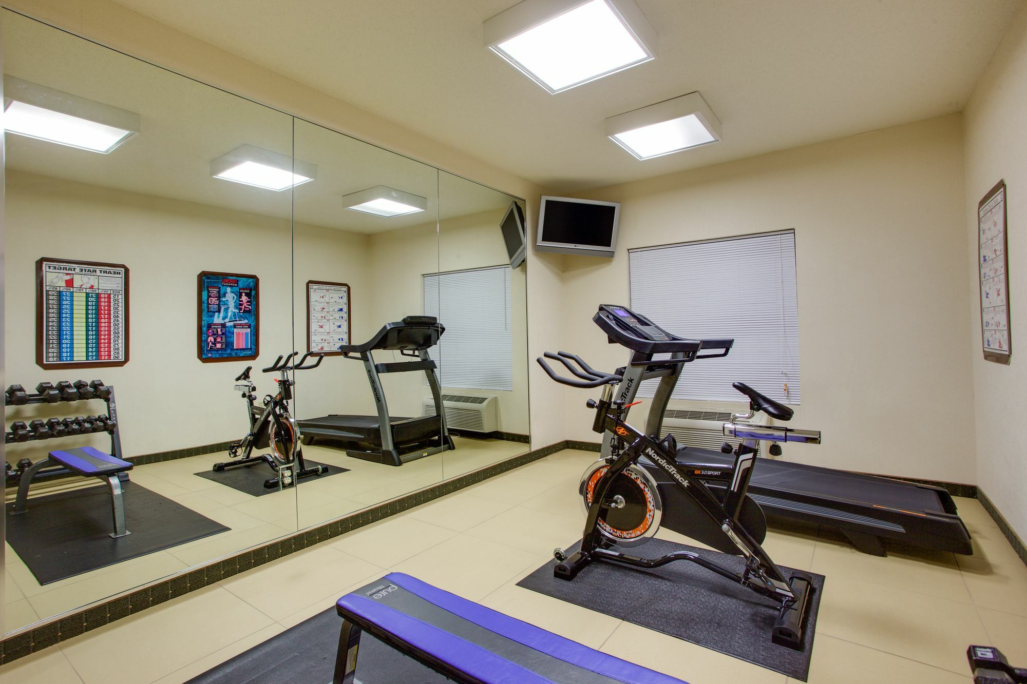 Holiday Inn Express Hotel & Suites Greensboro-East By Ihg Ngoại thất bức ảnh